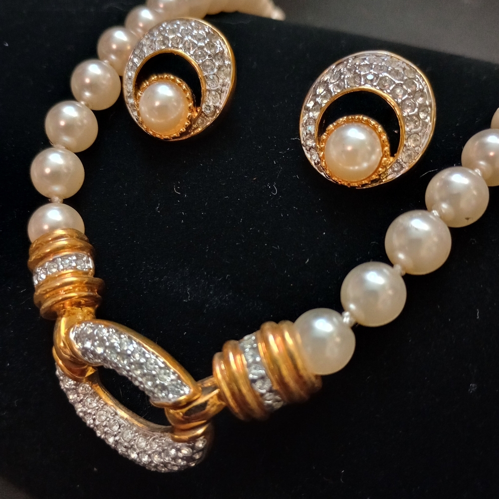 Elegant necklace and earring set